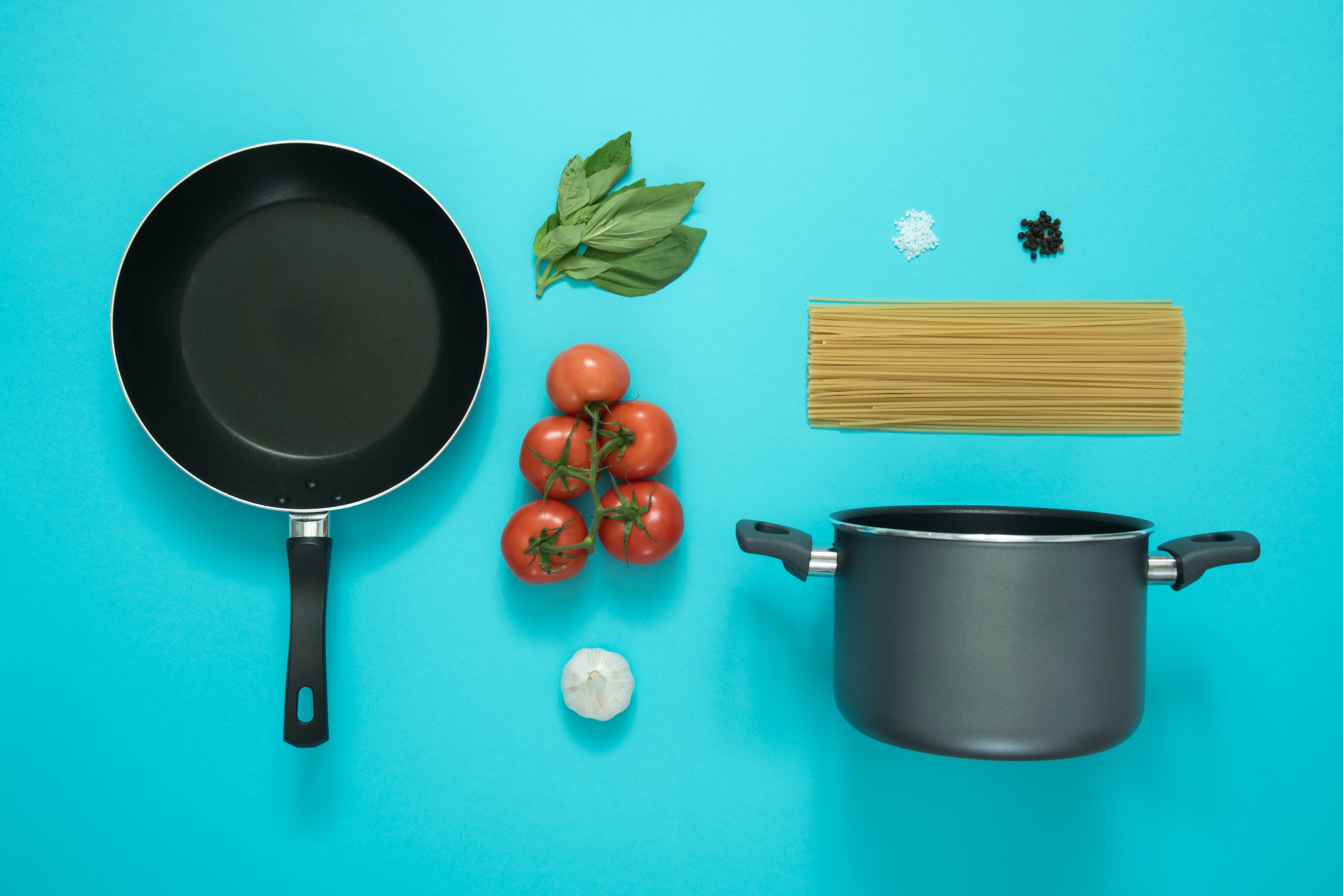 Frying pan, pot and food